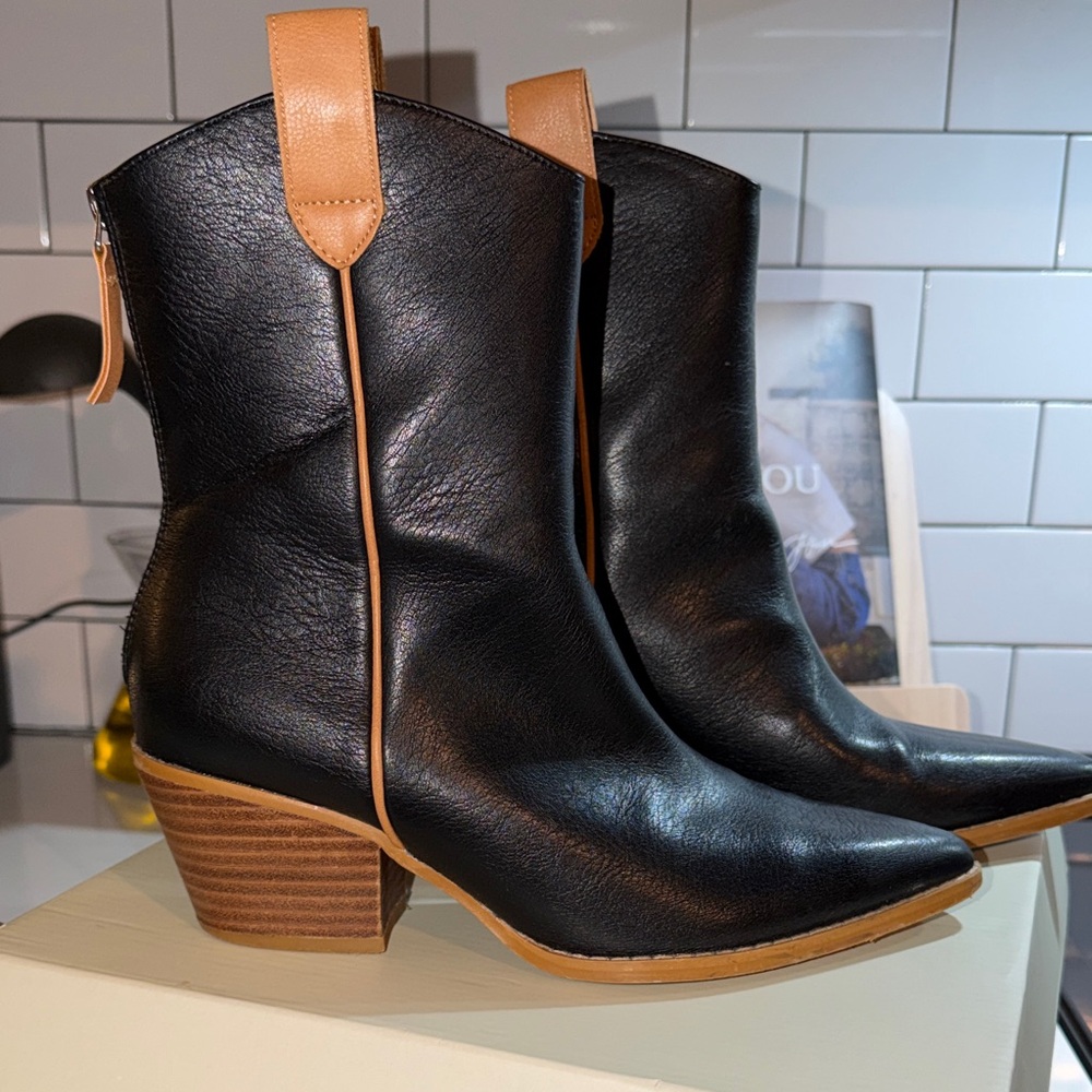 Oasis Society Black Leather Ankle Boots with Tan Accents 8